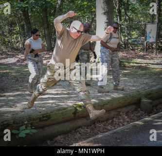 Armee finden Generalmajor Peter A. Bosse, Kommandierender General, 335.- Signal (Theater) Sprünge über einen Graben Hindernis im Parcours auf einer gemeinsamen Basis Mc Guire-Dix - Lakehurst, New Jersey 12.08.10. Mehr als 100 Armee-reserve Soldaten aus der Zentrale und die Konzernzentrale, 335 SC (T), mit Sitz in East Point, Georgia neun Tage auf der gemeinsamen Basis thier Soldat Fähigkeiten durch eine Vielzahl von Schulungen als Teil der Einheiten das jährliche Training verbracht. (Offizielle U.S. Army Reserve Foto von Sgt. 1. Klasse Brent C. Powell) Stockfoto