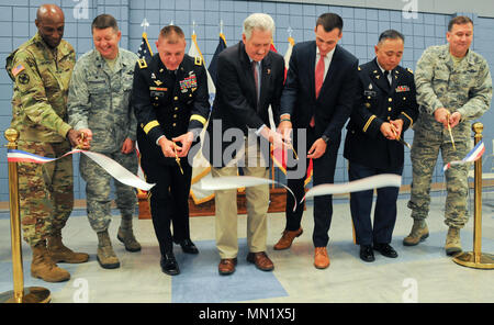 Der US-Armee Finden 99th Regional Support Command hosted ein Ribbon Cutting 12.08.13 für den Staff Sgt. Jona E.Kelley Armee Mitte auf Joint Base Mc Guire-Dix - Lakehurst, New Jersey. Schneiden Sie das Farbband (von links): Oberst James Martin, stellvertretender Kommandeur des JBMDL und Befehlshaber der U.S. Army Support Activity-Fort Dix; Kol. Neil R. Richardson, Kommandeur der JBMDL und die 87Th Air Base Wing; Generalmajor Troy D. Kok, Kommandierender General des 99th RSC; Bob Smyth, Außendienstmitarbeiter für US-Kongressabgeordneten Tom MacArthur; Reiche Everett, legislative Assistant zur US-Kongressabgeordneten Chris Smith Stockfoto