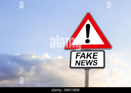 Blauer Himmel und Dreieck Schild mit den Worten gefälschte Nachrichten Stockfoto