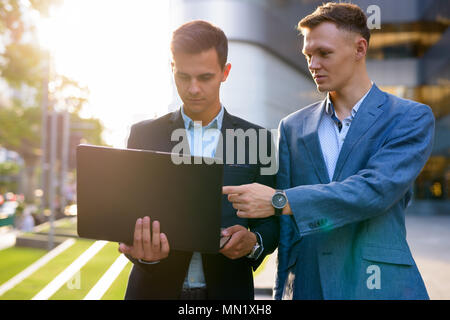 Zwei junge schöne Geschäftsleute zusammen arbeiten außerhalb der Buil Stockfoto