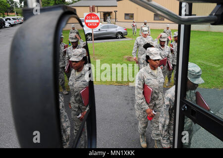 Mitglieder der 413 Aeromedical Staging Squadron einen Bus Aug 4, 2017, in Robins Air Force Base, Ga die Flieger später Dobbins Air Reserve Base, Ga, wo sie auf ihre Fähigkeit, medizinisch und administrativ Patienten für Flug in einer bereitgestellten Umgebung vorzubereiten trainierte flog. (U.S. Air Force Foto von Jamal D. Sutter) Stockfoto