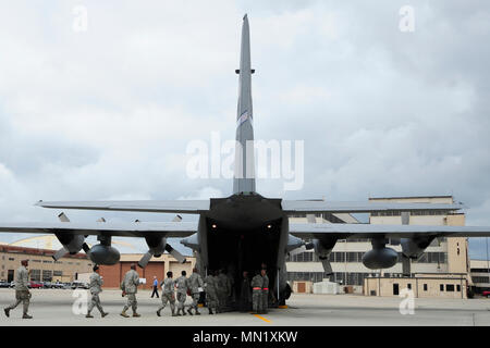 Mitglieder der 413 Aeromedical Staging Squadron Board der C-130 während der Übung die Vogelgrippe 2017 die 94 Airlift Wing Aug 4 zugewiesen an Robins Air Force Base, Ga fast 50 Der squadron Flieger reisten nach Dobbins Air Reserve Base, Ga, Teil in das Wochenende zu nehmen - Training und Übung. (U.S. Air Force Foto von Jamal D. Sutter) Stockfoto