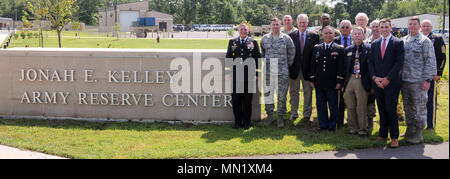 Der US-Armee Finden 99th Regional Support Command hosted ein Ribbon Cutting 12.08.13 für den Staff Sgt. Jona E.Kelley Armee Mitte auf Joint Base Mc Guire-Dix - Lakehurst, New Jersey. Das Zentrum wurde ein $ 13,5 Mio. full-service Revitalisierung, die Soldaten in eine up-to-date zu trainieren, energieeffizienten Betrieb, dass der nächste Schritt auf dem Weg zur Gewährleistung America's Army Reserve stellt, bleiben die Fähigsten, Kampf- und lebensgefährliche Federal Reserve tritt in der Geschichte der Nation. Stockfoto