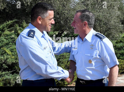 Stabschef der US-Luftwaffe, General David Goldfein besucht israelische Luftwaffe Ändern des Befehls Zeremonie in Tel Nof Air Base, Israel und Auszeichnungen der Legion of Merit, (Grad der Commander) die scheidenden israelischen Luftwaffe Commander Maj. Allgemeine Amir Eshel, August 14, 2017. Stockfoto