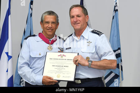 Stabschef der US-Luftwaffe, General David Goldfein besucht israelische Luftwaffe Ändern des Befehls Zeremonie in Tel Nof Air Base, Israel und Auszeichnungen der Legion of Merit, (Grad der Commander) die scheidenden israelischen Luftwaffe Commander Maj. Allgemeine Amir Eshel, August 14, 2017. Stockfoto