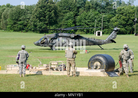 Fuelers von E Unternehmen, 6 Bataillon, 101 Allgemeine Unterstützung Aviation Battalion, 101 Combat Aviation Brigade, Luftlandedivision, eine Betankung Mission für eine UH-60 Black Hawk Hubschrauber 9 am Fort Campbell, Kentucky. Der Aviation support Mission augmented Team der Einheit in der US-Armee den Befehl Ebene Philip A. Connelly food service Wettbewerb teilnehmen. Stockfoto