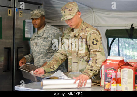 Spezialist Johnsid Legaspi, ein Food Service Specialist E Unternehmen, 6 Bataillon, 101 Allgemeine Unterstützung Aviation Battalion, 101 Combat Aviation Brigade, Luftlandedivision zugeordnet, hilft, das Mittagessen mit Fried Chicken Aug 9 in Fort Campbell, Kentucky vorbereiten. Legaspi ist Teil einer 13-köpfigen Team in der Premier Culinary Arts Wettbewerb der Armee teilnehmen, ist der Philip A. Connelly Programm. Stockfoto