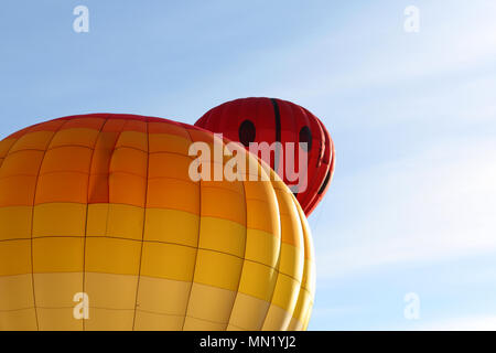 Heißluftballons, die gegen einen frühen Morgen blauer Himmel Stockfoto