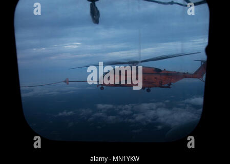 CH-53E Super Stallion ist ein schwerer Transporthubschrauber, der von Sikorsky Aircraft gebaut und vom United States Marine Corps für Operationen mit größerer Reichweite einschließlich Luftbetankung eingesetzt wird. Das Archivbild dokumentiert den Helikopter, der während der Raven 17-06 Übungen am 8. August 2017 in Gulfport, Mississippi, Treibstoff erhielt. Der historische Fotodruck dokumentiert Luftbetankungsverfahren, die eine größere Reichweite und Einsatzdauer für Marine Corps-Luftverkehrseinheiten ermöglichen. Stockfoto