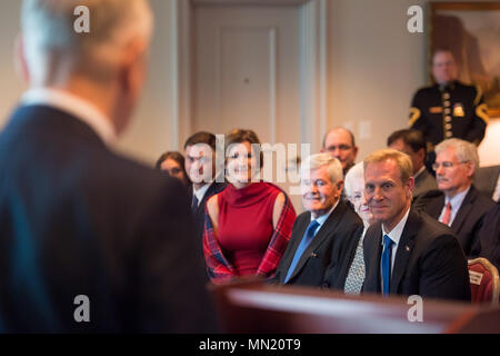 Der stellvertretende Verteidigungsminister Pat Shanahan ist formal in das Büro von Verteidigungsminister Jim Mattis geschworen während einer Zeremonie in das Pentagon in Washington, D.C., Aug 14, 2017. Shanahan wurde vom Senat am 18. Juli bestätigt und vereidigt bei Office am 19. Juli. (DOD Foto von Armee Sgt. Amber I. Smith) Stockfoto