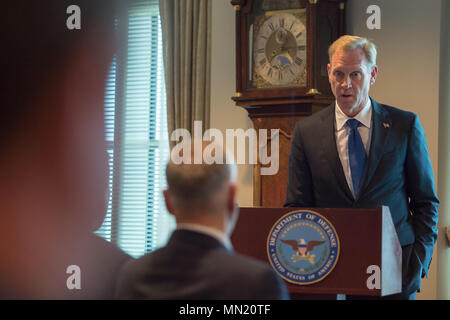 Der stellvertretende Verteidigungsminister Pat Shanahan ist formal in das Büro von Verteidigungsminister Jim Mattis geschworen während einer Zeremonie in das Pentagon in Washington, D.C., Aug 14, 2017. Shanahan wurde vom Senat am 18. Juli bestätigt und vereidigt bei Office am 19. Juli. (DOD Foto von Armee Sgt. Amber I. Smith) Stockfoto