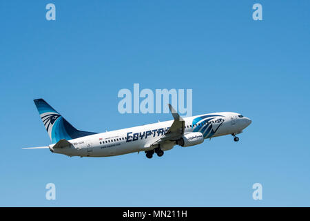 Boeing 737-800, zwei Motor kurz- bis mittelfristige, narrow-Body Jet Airliner von EgyptAir, Ägyptischen Fluggesellschaft im Flug gegen den blauen Himmel Stockfoto