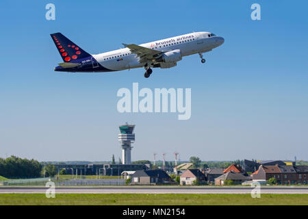 Control Tower des Flughafen Brüssel und das Dorf Steenokkerzeel hinter der Start- und Landebahn von Brussels Airlines, während das Flugzeug hebt ab, Zaventem, Belgien Stockfoto