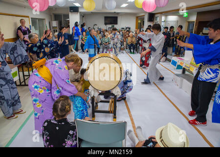 Marine Corps Air Station Iwakuni Bewohner führen Sie die Bon-Odori neben japanischen Einheimischen während der Bon-Odori Kinjuen Festival im Pflegeheim in Iwakuni, Japan, 14. August 2017, als Teil der kulturellen Anpassung. Station Bewohner gekleidet in Sommer Yukatas Kimonos, genannt, und die Bon-Odori, oder Bon Tanz, durchgeführt mit japanischen Einheimische. Die obon Urlaub ist ein japanischer buddhistischer Custom, wo die Menschen die Geister der Vorfahren Ehre und der Tanz ist in ganz Japan erneut durchgeführt, während erinnern und mit Bezug auf ihre Opfer, um Geister zu empfangen und zu versenden. Stockfoto