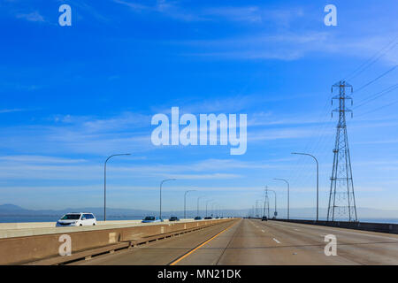 San Francisco, Mar 17: Fahren Sie auf die San Mateo Bridge am Mar 17, 2014 in San Francisco Stockfoto