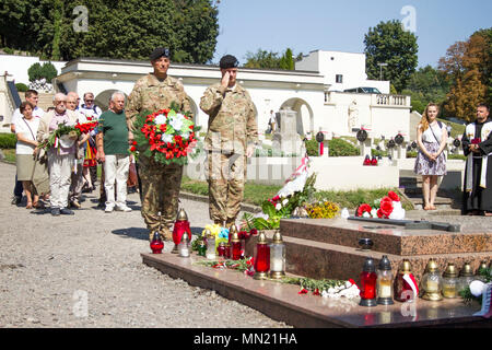 Oberst Charles Schnäpse, Stabschef der 45th Infantry Brigade Combat Team und gemeinsame Multinationale Ausbildung Group-Ukraine und Command Sgt. Maj. Walter Jolly, Senior Soldat Soldat der 1 Battalion, 279Th Infantry Regiment, 45th IBCT, legen einen Kranz auf einem polnischen Denkmal zu Ehren der polnischen Soldaten, die getötet wurden, während im polnisch-sowjetischen Krieg zwischen 1919 und 1921 dienen, in Lviv, Ukraine auf die polnischen Streitkräfte Tag, 12.08.15. Sowohl die polnischen als auch die 45th IBCT sind in der Ukraine mit der Gemeinsamen multinationalen Ausbildung Group-Ukraine, eine internationale Koalition zur Verbesserung der Yavo Stockfoto