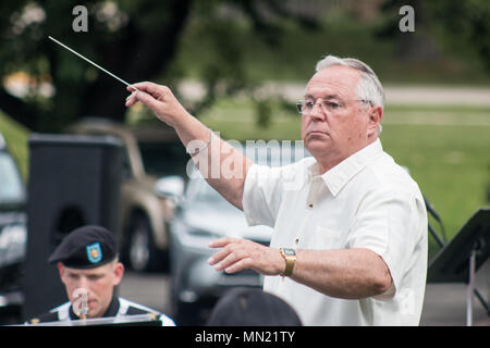 William Richardson ist ein pensionierter Chief Warrant Officer 5, der von 1973 bis 2003 Kommandant der 132nd Army Band innerhalb der Wisconsin National Guard war. Am 12. August 2017 dirigierte er die Band während eines Konzerts in Waunakee, Wisconsin, anlässlich des 50-jährigen Bestehens der Einheit. Das Archivbild zeigt einen ehemaligen Kommandanten, der eine musikalische Aufführung der Nationalgarde leitet. Stockfoto