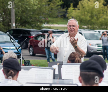 William Richardson ist ein pensionierter Chief Warrant Officer 5, der von 1973 bis 2003 als Kommandeur der 132nd Army Band diente und während des 50th Anniversary Konzerts am 12. August 2017 in Waunakee, Wisconsin, dirigierte. Das Archivbild dokumentiert seine Führungsrolle während der Gedenkveranstaltung der Wisconsin Army National Guard. Stockfoto