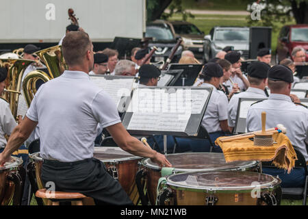 Brent Wells ist ein pensioniertes Mitglied der 132nd Army Band, das während des 50th Anniversary Konzerts der Einheit am 12. August 2017 in Waunakee, Wisconsin, auf Pauken auftrat. Das Archivbild dokumentiert die Gedenkveranstaltung der Nationalgarde der Wisconsin Army, an der sich das derzeitige und ehemalige Bandpersonal beteiligt haben. Stockfoto