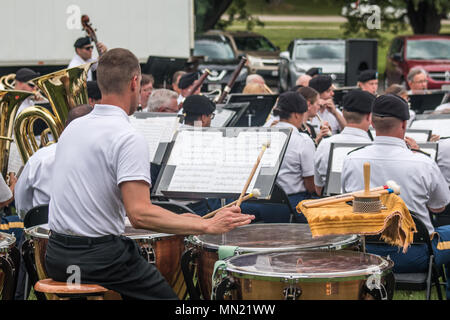 Die 132nd Army Band ist eine Einheit der Nationalgarde der Wisconsin Army, die zeremonielle und öffentliche Auftritte unterstützt. Das Archivbild zeigt ein pensioniertes Mitglied, das am 12. August 2017 bei einem Konzert zum 50. Geburtstag in Waunakee Wisconsin auf Pauken auftrat. Stockfoto