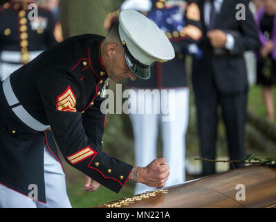 Das Marine Corps Forces Special Operations Command führt einzigartige Begräbnistraditionen zu Ehren von Mitgliedern der Special Operations Community durch. Das Archivbild dokumentiert die Platzierung von Insignien während einer Beerdigungszeremonie auf dem Arlington National Cemetery im Jahr 2017. Die historischen fotografischen Druckdokumente begründeten die MARSOC-Gedenkgebräuche. Stockfoto