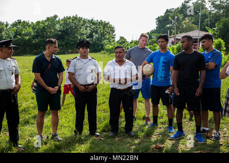 Herber Batres, Mitte, der Direktor des Instituto Basico por Cooperativa Kanton Ayutia Schule, Adressen U.S. Marines mit dem Befehl Element und Aviation Combat Element, Special Purpose Marine Air-Ground Task Force - Southern Command und Studenten vor der öffnung Start eines Fußball-Spiel an der Schule in Retalhuleu, Guatemala, Aug 9, 2017. Mit der Polizei von Retalhuleu, die Marines in einem Fußballspiel mit den Studenten teilgenommen und Wechselwirkung mit der Kinder und ihrer Familien zusammen. Die Marinesoldaten und Matrosen von SPMAGTF - SC sind nach Mittelamerika eingesetzt sec zu leiten Stockfoto