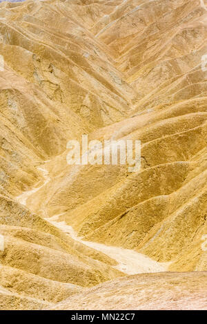 Zabriskie Point - Blick auf die bunten Bergrücken und sand Ausbildung in Death Valley National Park, Kalifornien, USA Stockfoto
