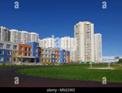 Chimki, Russland - Stadtbild mit der mittleren Schule der allgemeinen Bildung Stockfoto