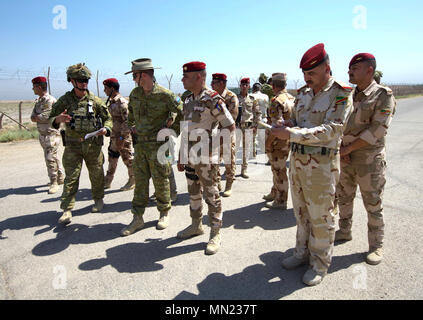 Australische Armee Oberstleutnant Giles Cornelia, kommandierender Offizier der Ausbildung Aufgabe Einheit handelt, und die irakische Armee Brig. Gen. Ahmad nehmen an der kombinierten Waffen Ausbildungstätigkeit an Camp Taji, Irak, Aug 8, 2017. Camp Taji ist einer von vier Combined Joint Task Force - inhärenten Building Partner Kapazität beheben Standorte Ausbildung Partner Kräfte und Verstärkung ihrer Wirksamkeit auf dem Schlachtfeld gewidmet. CJTF-OIR ist die globale Koalition zu besiegen ISIS im Irak und in Syrien. (U.S. Armee Foto von SPC. Torrance Saunders) Stockfoto