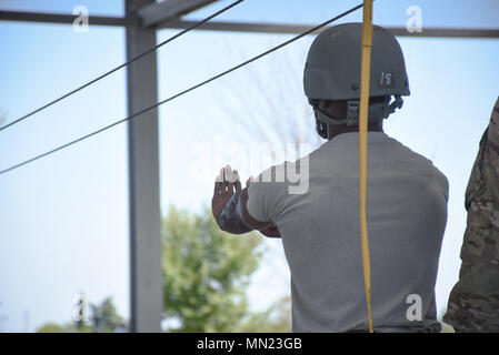 Us-Armee Fallschirmjäger von der 173Rd Airborne Brigade durchführen (PWAC praktische Arbeit im Flugzeug) Ausbildung während Springen master Schule, die unter der Leitung von Zentrale und Sitz der Gesellschaft, 1. Battalion, 507th Regiment springen Meister von Ft. Benning am 15. August 2017. Stockfoto