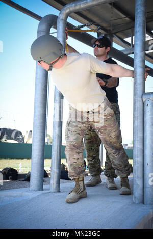 Us-Armee Fallschirmjäger von der 173Rd Airborne Brigade durchführen (PWAC praktische Arbeit im Flugzeug) Ausbildung während Springen master Schule, die unter der Leitung von Zentrale und Sitz der Gesellschaft, 1. Battalion, 507th Regiment springen Meister von Ft. Benning am 15. August 2017. Stockfoto