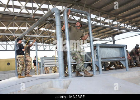 Us-Armee Fallschirmjäger von der 173Rd Airborne Brigade durchführen (PWAC praktische Arbeit im Flugzeug) Ausbildung während Springen master Schule, die unter der Leitung von Zentrale und Sitz der Gesellschaft, 1. Battalion, 507th Regiment springen Meister von Ft. Benning am 15. August 2017. Stockfoto