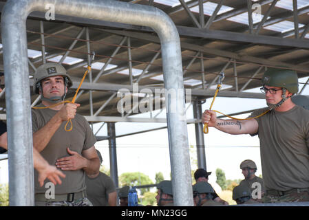 Us-Armee Fallschirmjäger von der 173Rd Airborne Brigade durchführen (PWAC praktische Arbeit im Flugzeug) Ausbildung während Springen master Schule, die unter der Leitung von Zentrale und Sitz der Gesellschaft, 1. Battalion, 507th Regiment springen Meister von Ft. Benning am 15. August 2017. Stockfoto