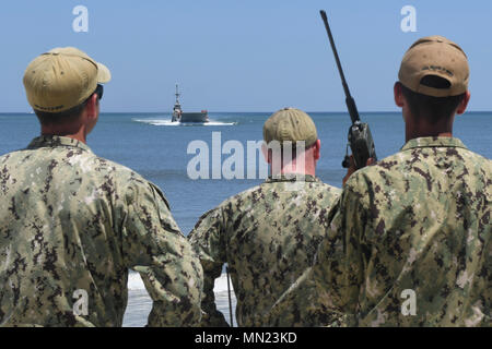 170816-N-TP 832-038 JACKSONVILLE, Fla. (Aug. 16, 2017) Segler vergeben Commander Naval Beach Group (CNBG) 2 Uhr als Leichterung system Causeway Fähre zugeordnet Beach Master Unit (BMU) 2 Ansätze für einen Strand Landung als Teil eines maritimen Vorpositionierung Kraft ausüben (MPFEX). Die Übung ist darauf ausgerichtet, die Mannschaft zu bieten die Möglichkeit, auspacken Praxis und Vorbereitung ein Schiff voll mit Ausrüstung und Transport zum Strand zu re-Versorgung von Bodentruppen. (U.S. Marine Foto von Mass Communication Specialist 3. Klasse Michael Lopez/Freigegeben) Stockfoto