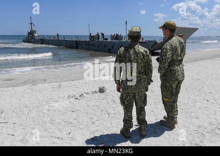 170816-N-TP 832-091 JACKSONVILLE, Fla. (Aug. 16, 2017) Segler vergeben Commander Naval Beach Group (CNBG) 2 Uhr als Leichterung system Causeway Fähre zugeordnet Beach Master Unit (BMU) 2 führt ein Strand Landung als Teil eines maritimen Vorpositionierung Kraft ausüben (MPFEX). Die Übung ist darauf ausgerichtet, die Mannschaft zu bieten die Möglichkeit, auspacken Praxis und Vorbereitung ein Schiff voll mit Ausrüstung und Transport zum Strand zu re-Versorgung von Bodentruppen. (U.S. Marine Foto von Mass Communication Specialist 3. Klasse Michael Lopez/Freigegeben) Stockfoto
