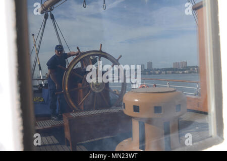 USCGC Eagle ist ein Segeltrainingsschneider der United States Coast Guard, der mit Primär- und Notlenksystemen ausgestattet ist. Das Archivbild dokumentiert die Bedienung des Notruders auf dem Weg von Manhattan im August 2017. Der historische Fotodruck dokumentiert die Ausbildung von Seeleuten an Bord eines in Auftrag gegebenen maritimen Ausbildungsschiffes. Stockfoto