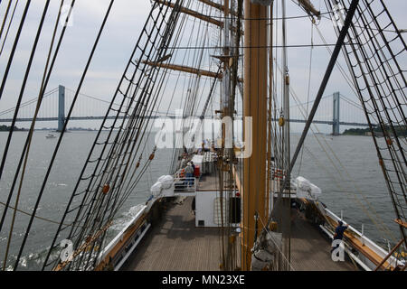 USCGC Eagle (WIX-327) ist eine 295 Meter lange Barke, die von der United States Coast Guard als Trainingsschneider betrieben wird und 1936 in Deutschland als Horst Wessel gebaut wurde. Das Archivbild zeigt, dass das Schiff am 14. August 2017 im Atlantischen Ozean unterwegs war und New York zum Coast Guard Yard in Baltimore mit eingestiegenen Gästen, darunter Familienmitglieder der Gold Star und Marine Sea Cadets, verließ. Stockfoto