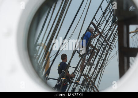 USCGC Eagle (WIX-327) ist eine 295 Meter lange Trainingsbarke der US-Küstenwache, die 1936 gebaut wurde und in New London, Connecticut, stationiert wurde. Das Archivbild dokumentiert eine Reise im Atlantischen Ozean am 14. August 2017, als Gäste die Takelage besteigen, während das Schiff in Richtung Baltimore fährt. Stockfoto