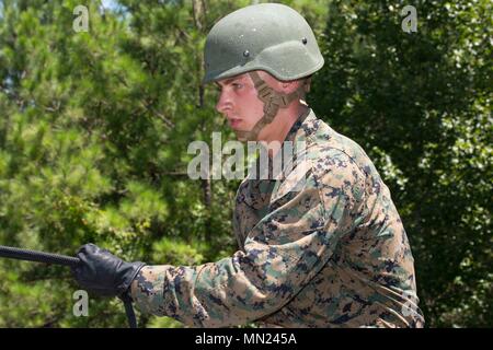 Ein U.S. Naval ROTC Midshipman rappels hinunter eine Wand während Karriere orientierte Ausbildung für die Midshipmen (CORTRAMID) Marine Woche, Camp Lejeune, N.C., Aug 1, 2017. Der Zweck der CORTRAMID ist es, den Studenten zu Chancen in der Fleet Marine zu entlarven und ein Interesse an einer Marine Corps Kommission generieren. (U.S. Marine Corps Foto von Lance Cpl. Ursula V. Estrella) Stockfoto