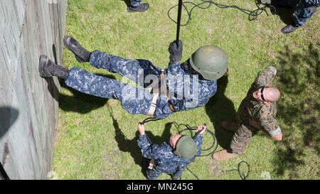 Ein U.S. Naval ROTC Midshipman rappels hinunter eine Wand während Karriere orientierte Ausbildung für die Midshipmen (CORTRAMID) Marine Woche, Camp Lejeune, N.C., Aug 1, 2017. Der Zweck der CORTRAMID ist es, den Studenten zu Chancen in der Fleet Marine zu entlarven und ein Interesse an einer Marine Corps Kommission generieren. (U.S. Marine Corps Foto von Lance Cpl. Ursula V. Estrella) Stockfoto