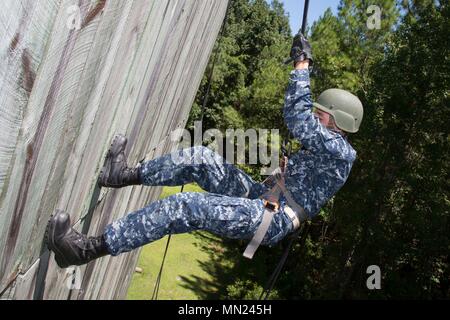 Ein U.S. Naval ROTC Midshipman rappels hinunter eine Wand während Karriere orientierte Ausbildung für die Midshipmen (CORTRAMID) Marine Woche, Camp Lejeune, N.C., Aug 1, 2017. Der Zweck der CORTRAMID ist es, den Studenten zu Chancen in der Fleet Marine zu entlarven und ein Interesse an einer Marine Corps Kommission generieren. (U.S. Marine Corps Foto von Lance Cpl. Ursula V. Estrella) Stockfoto