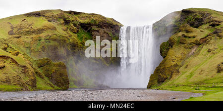 Panorama-aufnahme des berühmten skogafoss in Island. Stockfoto