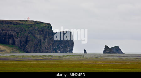 Die berühmten Felsen von Dyrholaey aus dem Westen während graue Wetter, Island gesehen. Stockfoto