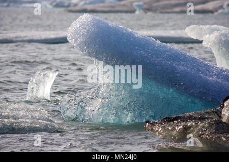 Einige Eisberge in der gletscherlagune Joekulsarlon in Island. Stockfoto