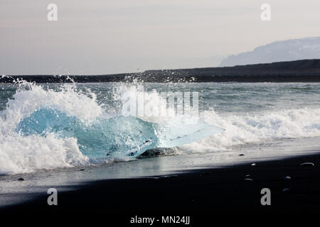 Ein blau und klar Eisberg an der isländischen Küste in der Nähe von Joekulsarlon, Island. Stockfoto