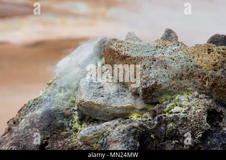 Dampfende Solfataren im Bereich Geothermie Namaskard, Island. Stockfoto