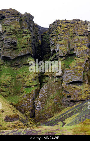 Eine gigantische Kluft in einer Felswand, auf der Südseite der Halbinsel Snaefellsnes in Island entfernt. Stockfoto