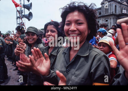 Junge Frauen in der Sandinistischen Armee während einer Kundgebung vor der Kathedrale in Managua, die am 17. Juli 1981, dem zweiten Jahrestag des Sturzes von Somoza. Stockfoto