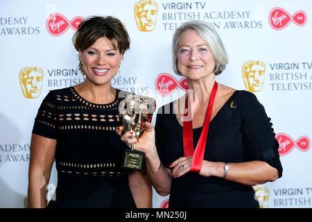 Kate Silverton (links) stellt Kate Adie mit ihr Fellowship Award in der Presse an der Jungfrau TV British Academy Television Awards 2018 in der Royal Festival Hall, Southbank Centre, London statt. Stockfoto