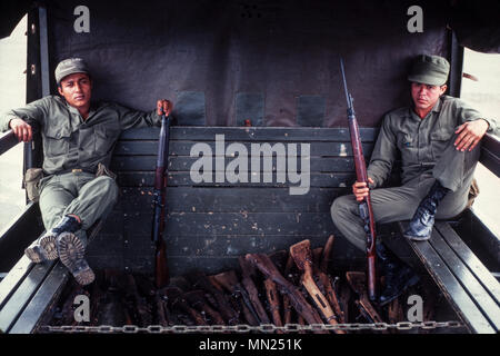 Managua, Nicaragua, Juli 1981; Soldaten die alte Gewehre für eine Miliz Training. Stockfoto